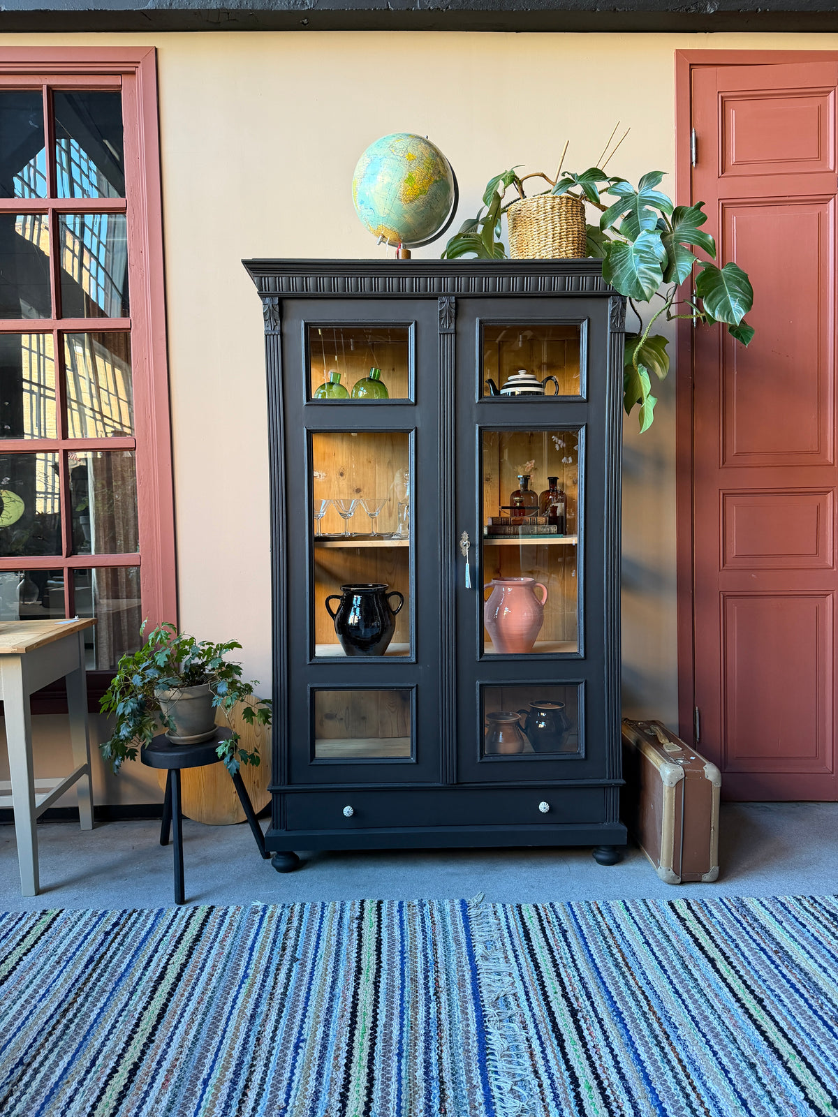 Ett vackert gammalt vitrinskåp med fina detaljer, raka former i dörrarna och vitrin även i sidorna för bästa ljusinsläpp. 
