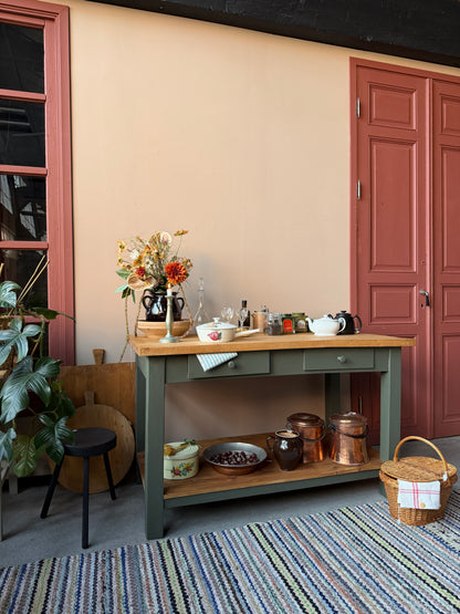 En vacker köksö/bord med fin patina. 