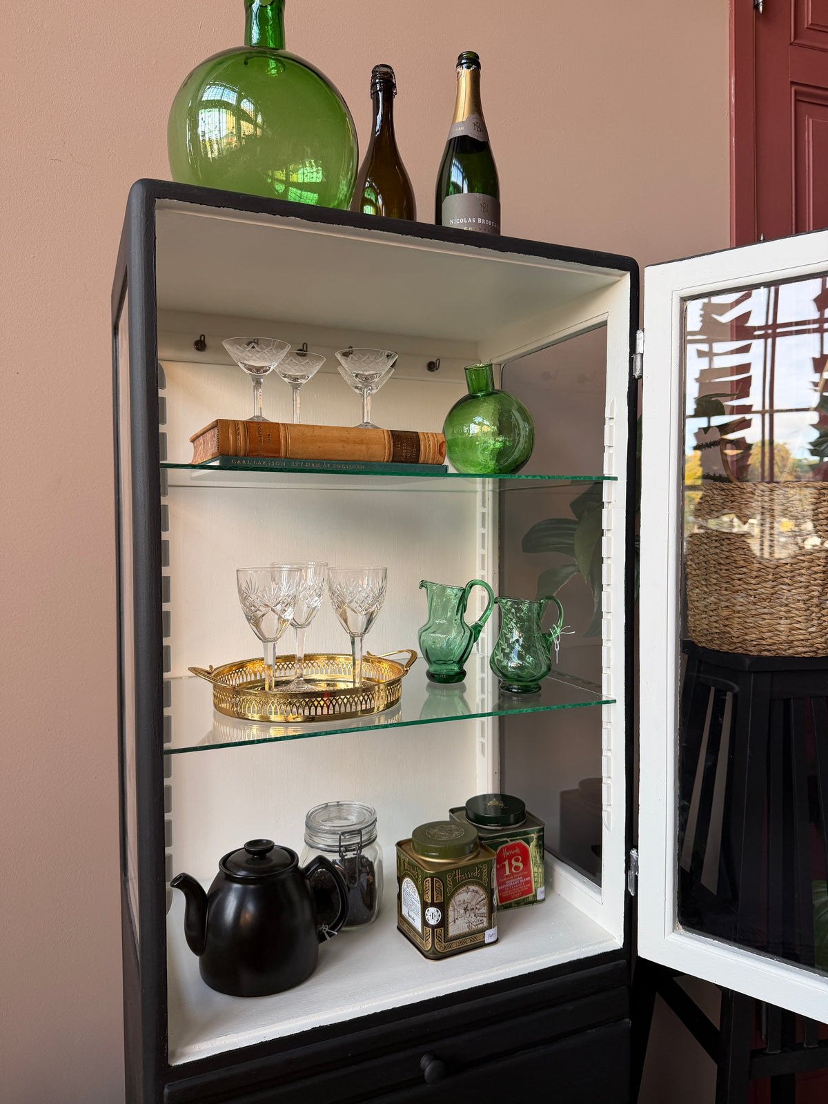 Ett gammalt läckert läkarskåp i trä med två hyllor i glas och även glas i sidan. Ett perfekt skåp att ha som vitrinskåp i köket, eller fyll det med dina finaste parfymflaskor och smycken och ha det i badrummet.Skåpet har både en utdragbar skiva samt låda och skåp med dold förvaring nertill. Väldigt praktiskt skåp helt enkelt. 
