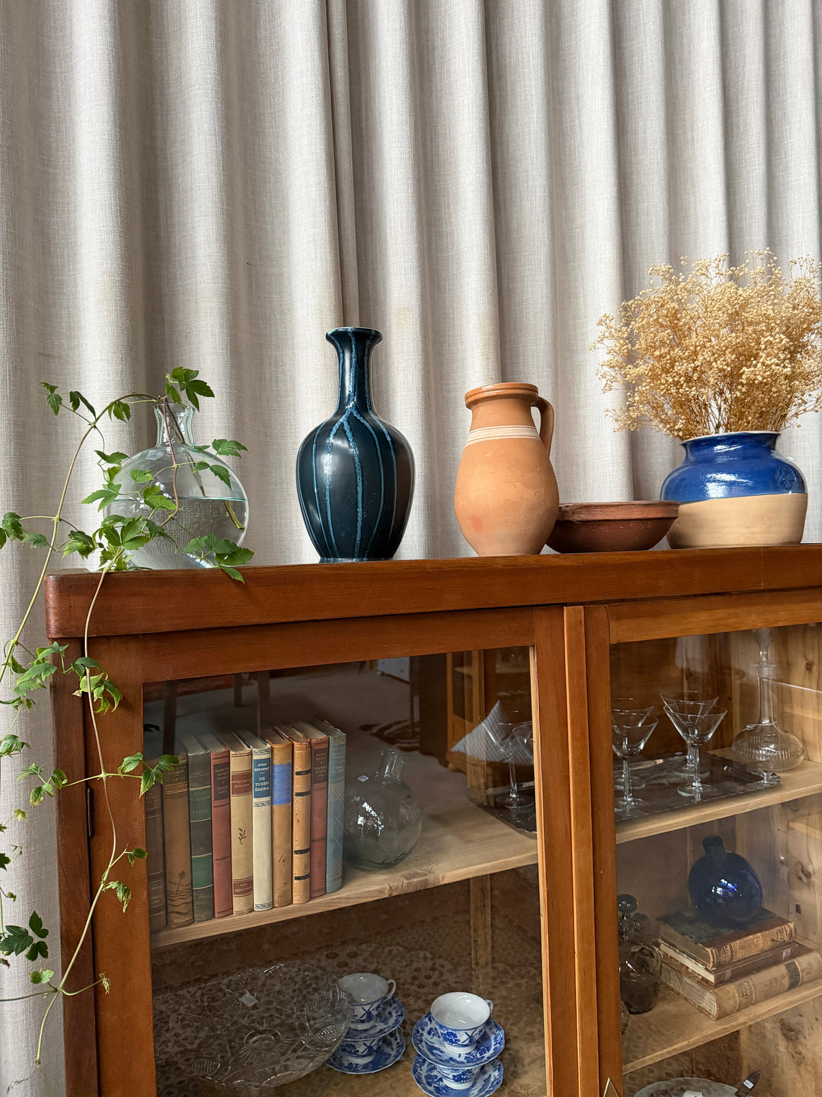Ett gammalt, elegant och grunt vitrinskåp med bra höjd för att kunna utnyttja att ställa fina ting på! Det är varsamt renoverat och slutligen bestruken med en vax för skydd och fin yta. 