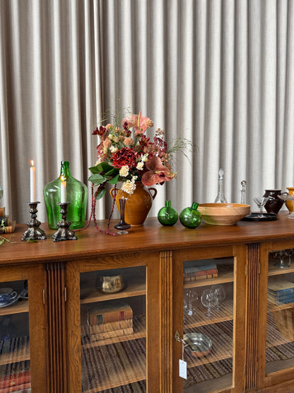 En gammal, otroligt vacker skänk i massiv ek som passar perfekt att ha mitt i rummet då den har vitrin på ena sidan och öppna hyllor och lådor på den andra sidan. Passar som köksö för den som har ett stort kök, men även som butiksinredning eller till ett showroom. Skänken är från Ungern och är en gammal apoteksdisk som varsamt renoverats och sedan bestrukits med vax för skydd och fin yta.