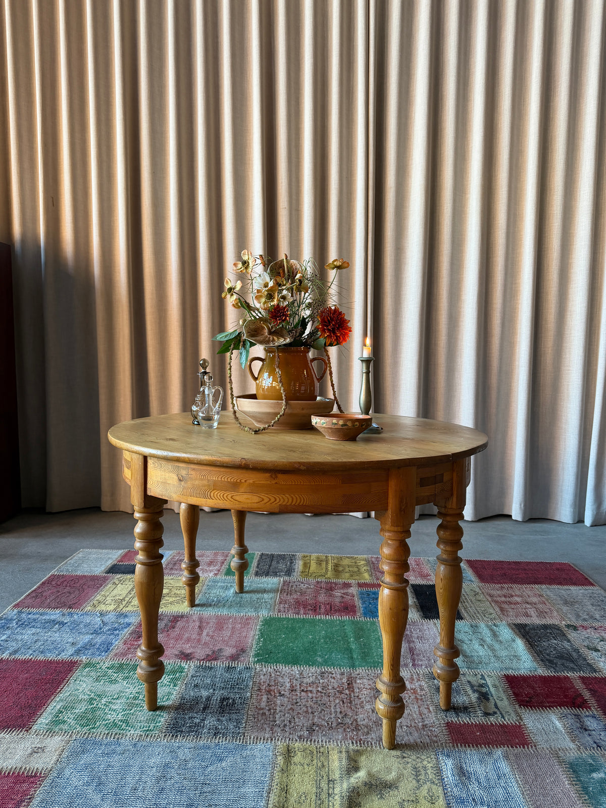 Ett gammalt vackert och gediget halvmånebord i trä med svarvade ben. Bordet är gammalt och det kan vara mindre skavanker. OBS! Det finns två likadana bord som passar jättefint och bra att sätta ihop till ett runt bord. Se bilderna. Det är bord R155 och R154. 