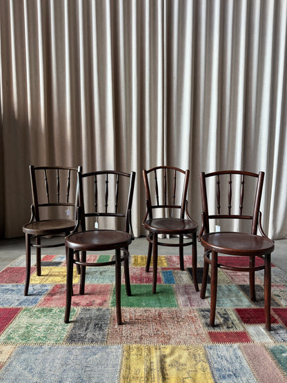 Ett set med 4 st gamla, fina stolar. Dessa har sannolikt stått på någon ungersk restaurang eller bar tidigare.Stolarna är gamla, så vissa skavanker kan förekomma. Men konstruktionen är stabil. 