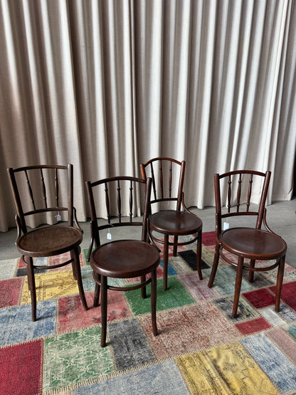 Ett set med 4 st gamla, fina stolar. Dessa har sannolikt stått på någon ungersk restaurang eller bar tidigare.Stolarna är gamla, så vissa skavanker kan förekomma. Men konstruktionen är stabil. 