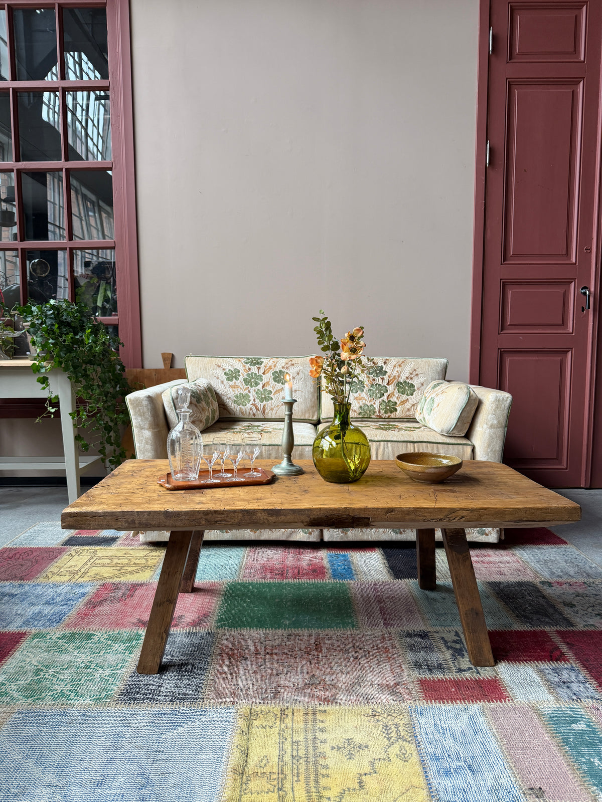 En gammal bänk med många användningsområden; soffbord eller sideboard.Produkten är gammal med härlig patina och spår av tidens tand. 