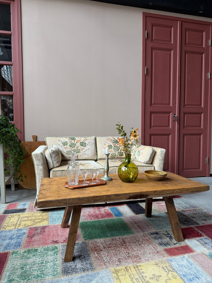 En gammal bänk med många användningsområden; soffbord eller sideboard.Produkten är gammal med härlig patina och spår av tidens tand. 