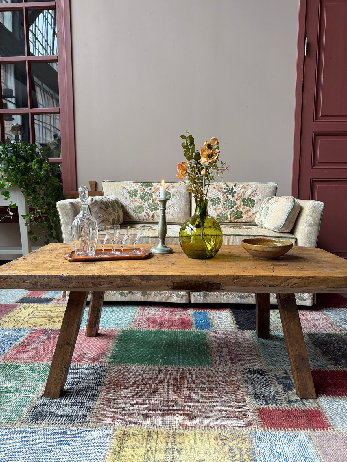 En gammal bänk med många användningsområden; soffbord eller sideboard.Produkten är gammal med härlig patina och spår av tidens tand. 