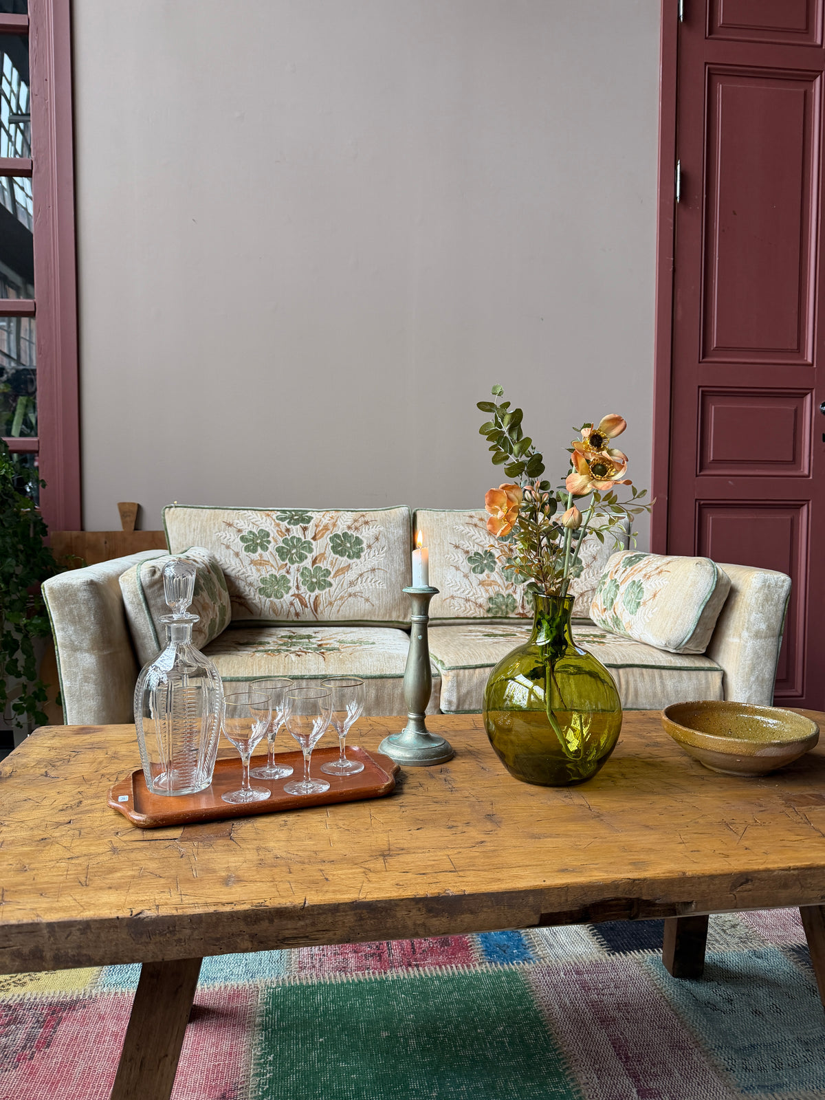 En gammal bänk med många användningsområden; soffbord eller sideboard.Produkten är gammal med härlig patina och spår av tidens tand. 