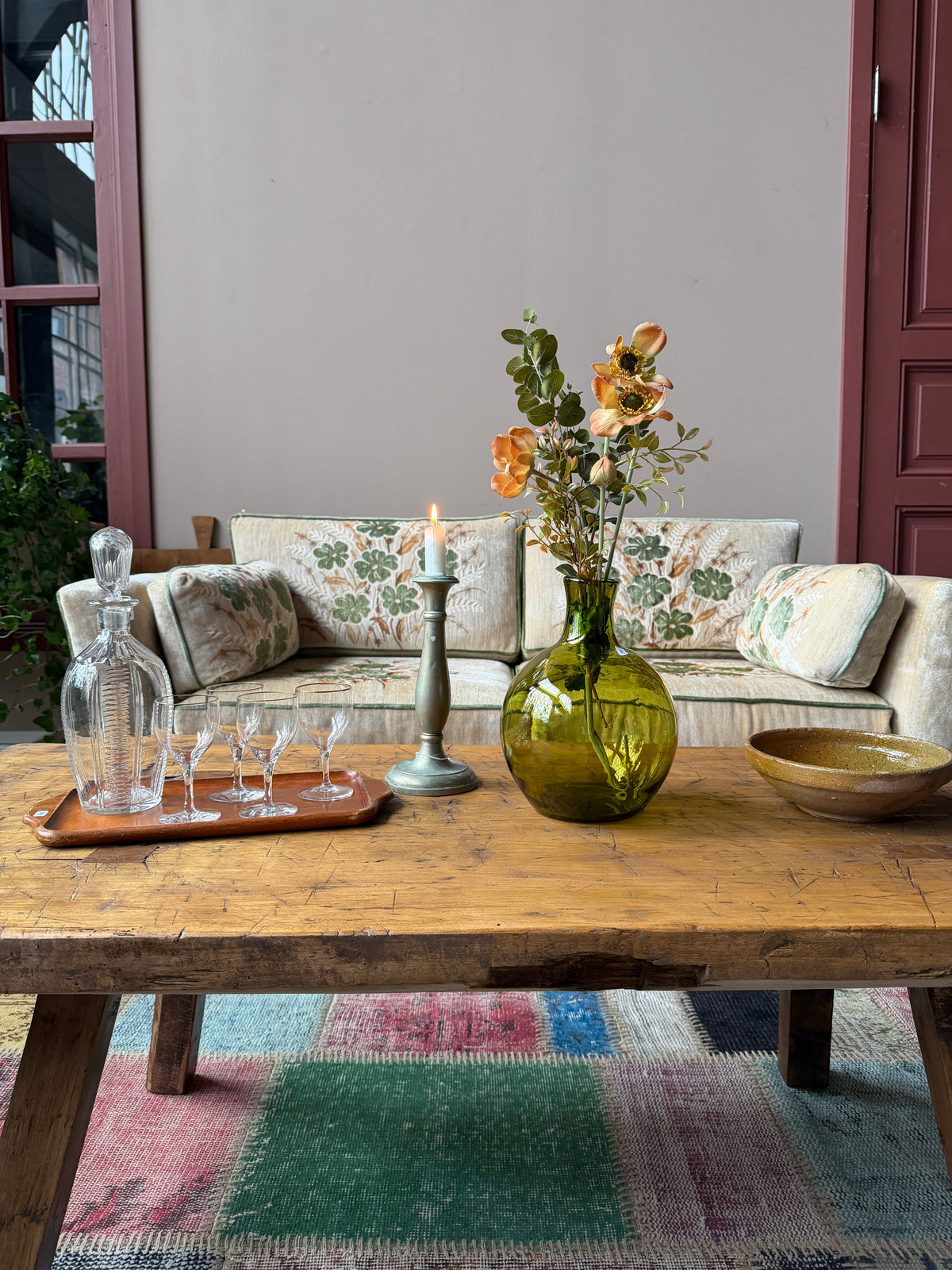 En gammal bänk med många användningsområden; soffbord eller sideboard.Produkten är gammal med härlig patina och spår av tidens tand. 