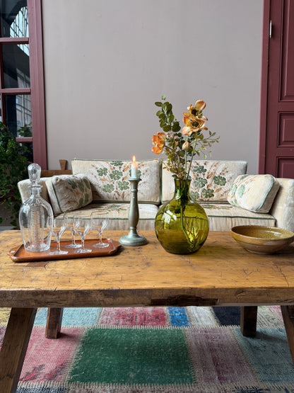 En gammal bänk med många användningsområden; soffbord eller sideboard.Produkten är gammal med härlig patina och spår av tidens tand. 