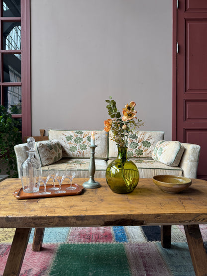 En gammal bänk med många användningsområden; soffbord eller sideboard.Produkten är gammal med härlig patina och spår av tidens tand. 
