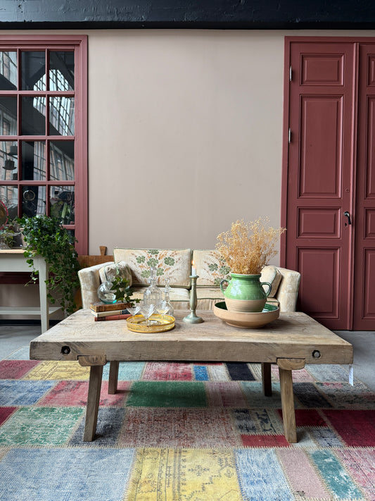 En gammal bänk med många användningsområden; soffbord eller sideboard.Produkten är gammal med härlig patina och spår av tidens tand.