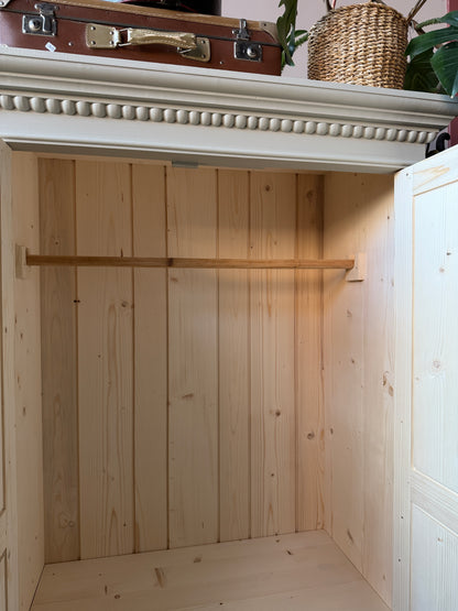 Ett nytillverkat vackert 2-dörrars linneskåp i furu med klassiskt uttryck och fina detaljer. Linneskåpet har klädstång upptill och ett hyllplan nedtill samt en praktisk låda med nya porslinsknoppar i äldre stil. Skåpet är penselmålat med Dakaboms matta greiga snickerifärg. 