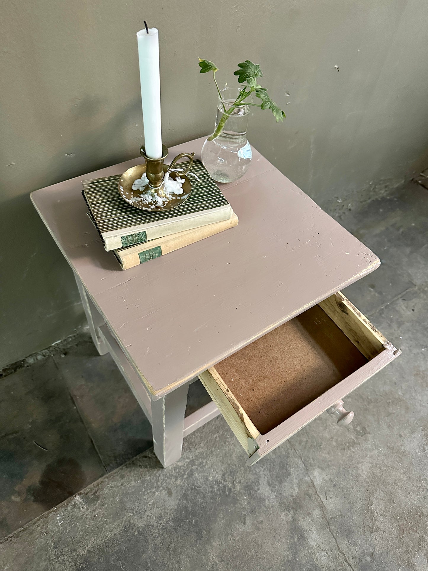 Gammal pall, stol, sängbord i rosa med låda och vacke