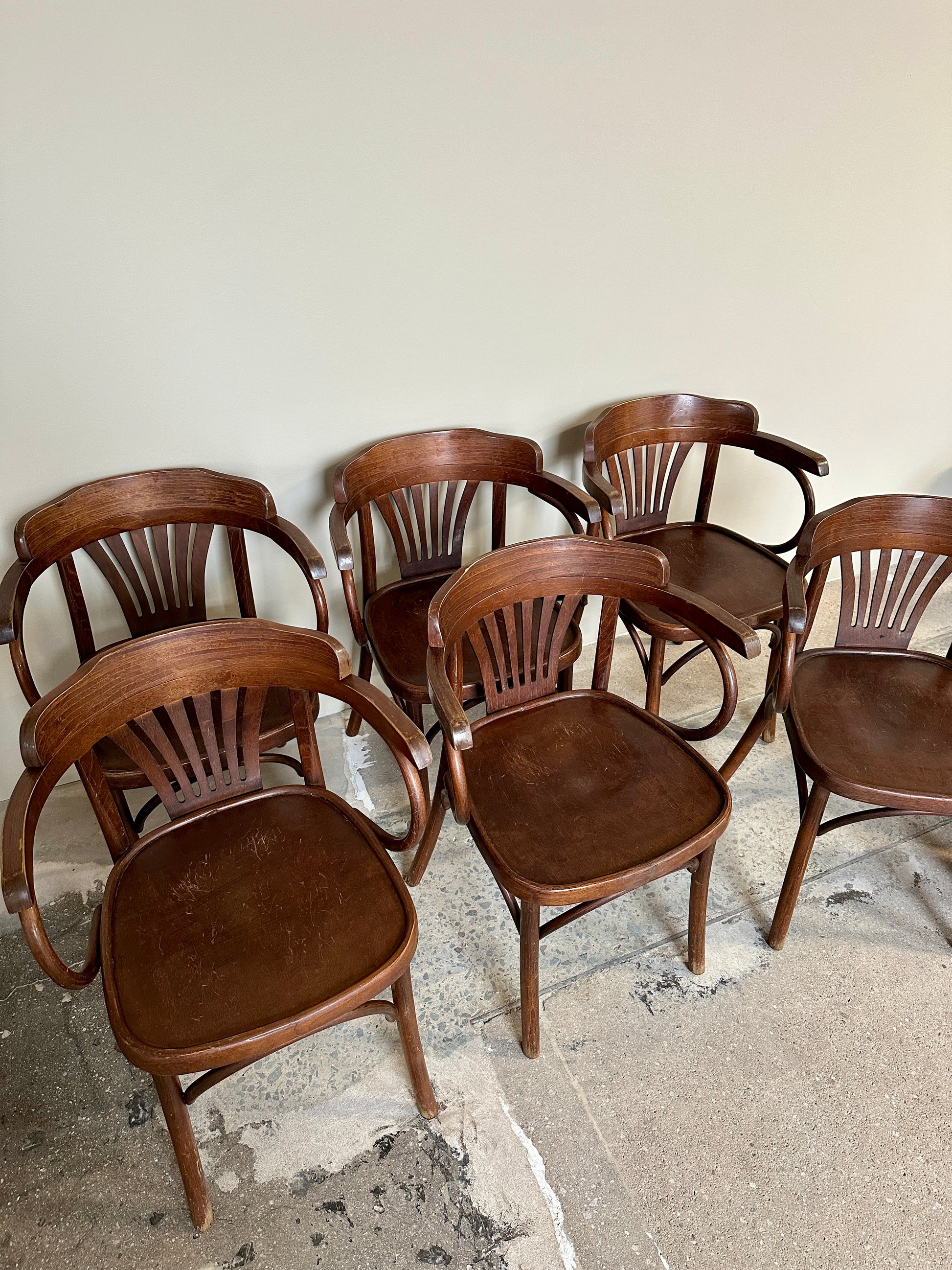 Bild visar äldre stolar i thonet modell i träfärg