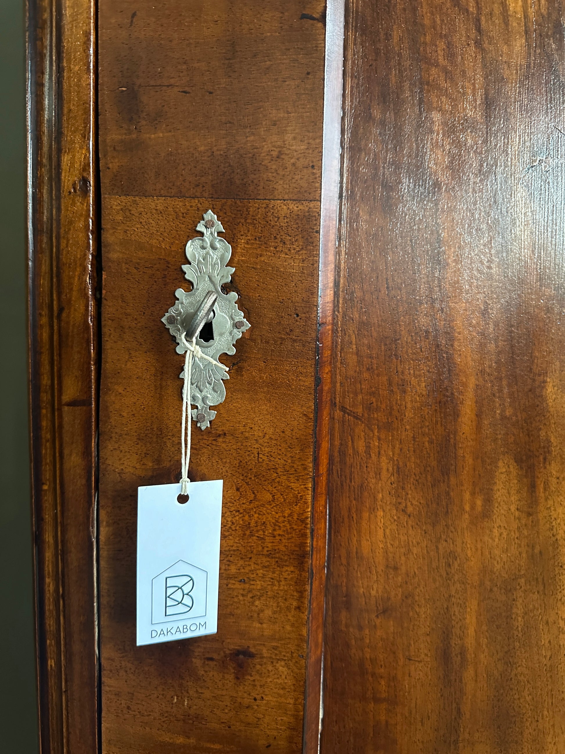 Bild visar gammalt låsbeslag med nyckel