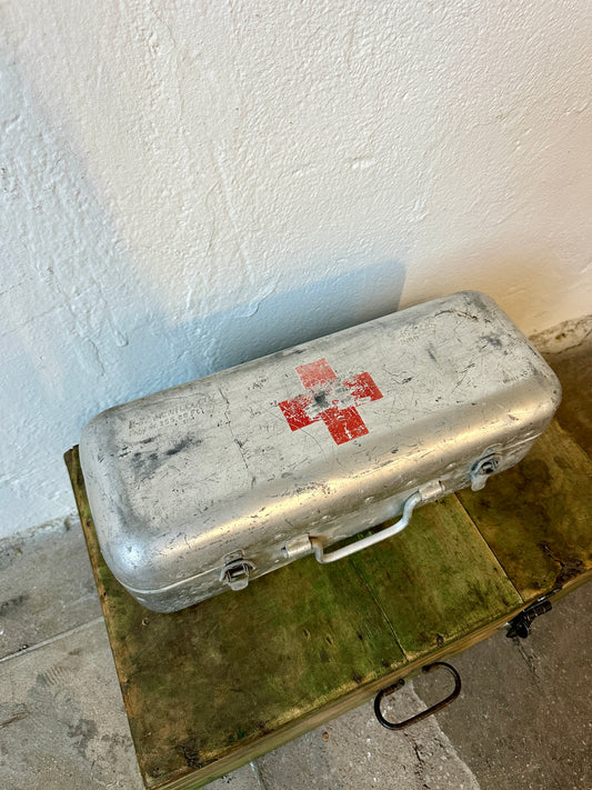 En gammal förstahjälpen väska i metall från Ungern.