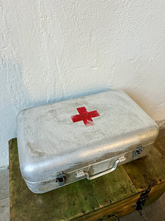 En gammal förstahjälpen väska i metall från Ungern.