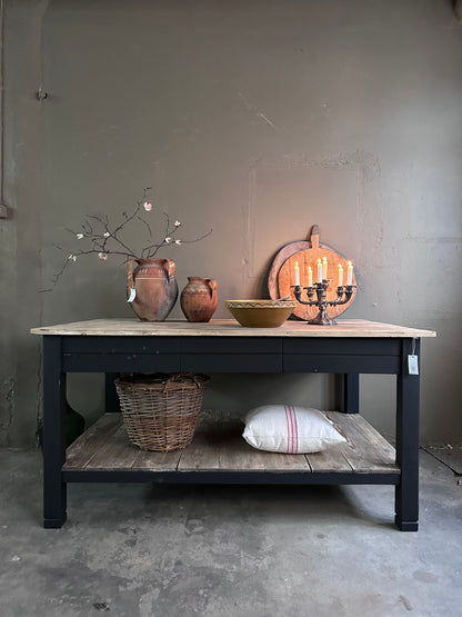 Köksö/bord med trären toppskiva samt underhylla. Underredet är målat med svart snickerifärg. 