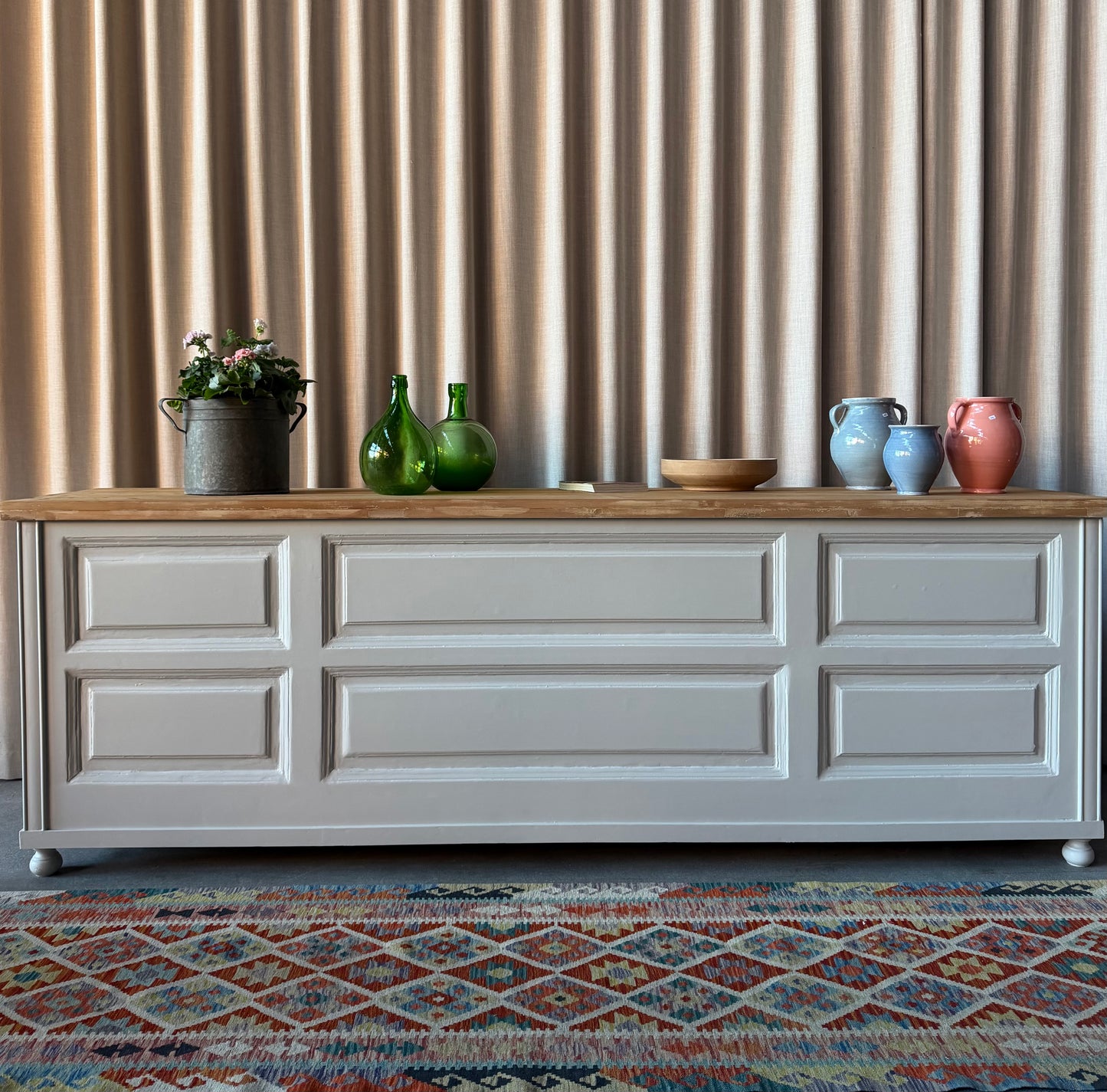 En vacker köksö/sidebord/bänk med 10 lådor med nya vackra porslinsknoppar i äldre stil och en underhylla för praktisk förvaring. Eftersom köksön är fin även på "baksidan" så passar den bra mitt i rummet, praktiskt och snyggt. Den passar även perfekt in i en butik, antingen som kassadisk eller sidebord fylld med inredning eller krukor och blommor. 