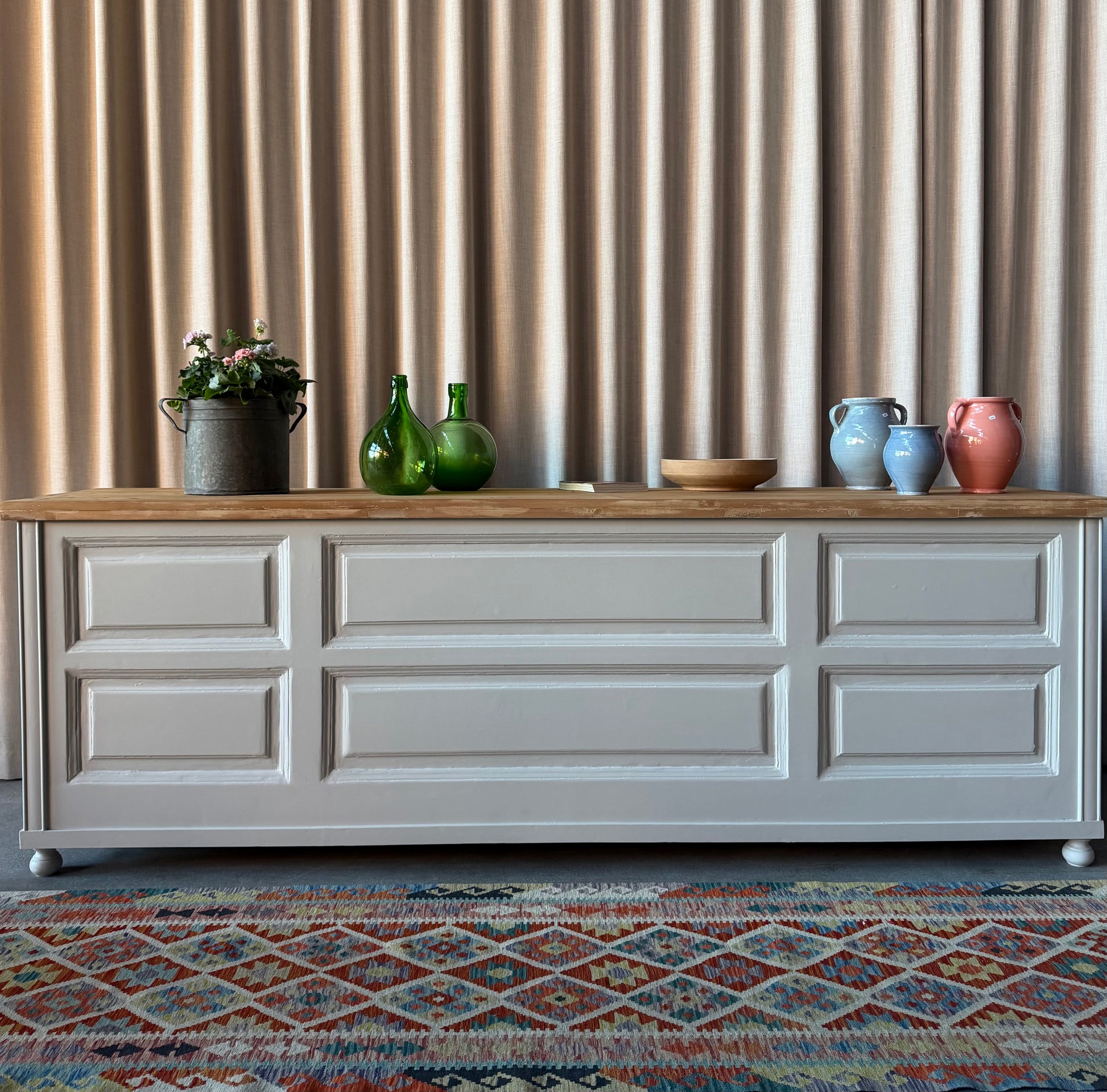 En vacker köksö/sidebord/bänk med 10 lådor med nya vackra porslinsknoppar i äldre stil och en underhylla för praktisk förvaring. Eftersom köksön är fin även på "baksidan" så passar den bra mitt i rummet, praktiskt och snyggt. Den passar även perfekt in i en butik, antingen som kassadisk eller sidebord fylld med inredning eller krukor och blommor. 