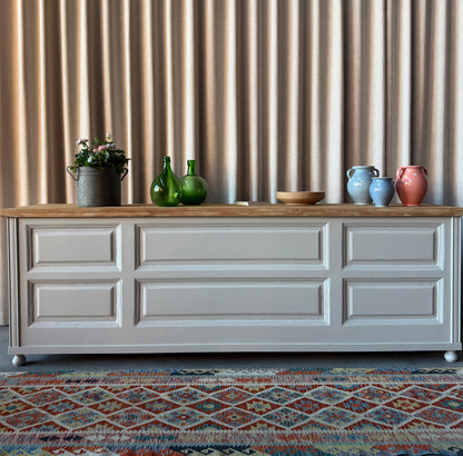 En vacker köksö/sidebord/bänk med 10 lådor med nya vackra porslinsknoppar i äldre stil och en underhylla för praktisk förvaring. Eftersom köksön är fin även på "baksidan" så passar den bra mitt i rummet, praktiskt och snyggt. Den passar även perfekt in i en butik, antingen som kassadisk eller sidebord fylld med inredning eller krukor och blommor. 