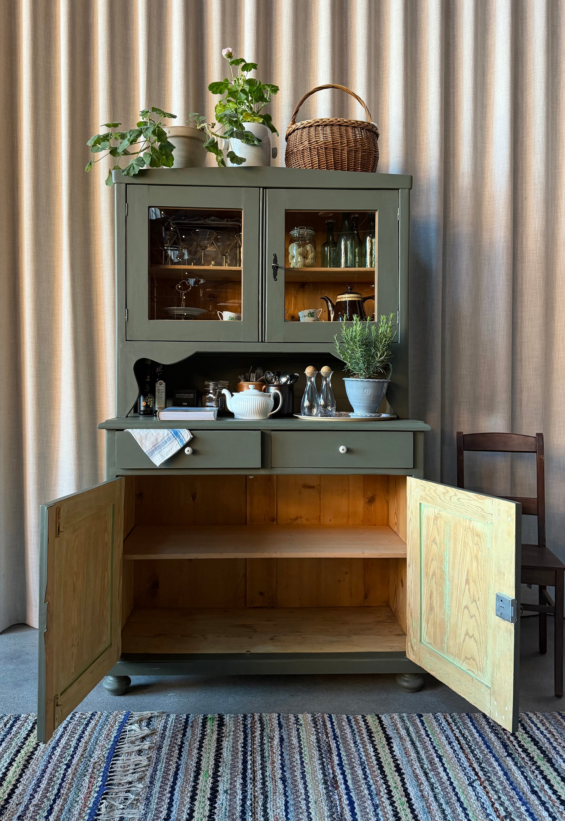 Ett gammalt, vackert och charmigt köksskåp med härlig utformning.Förutom vitrin, täckta skåp och öppen avställningsyta så har detta köksskåp även 2 st lådor med nya fina porslinsknoppar i äldre stil. 