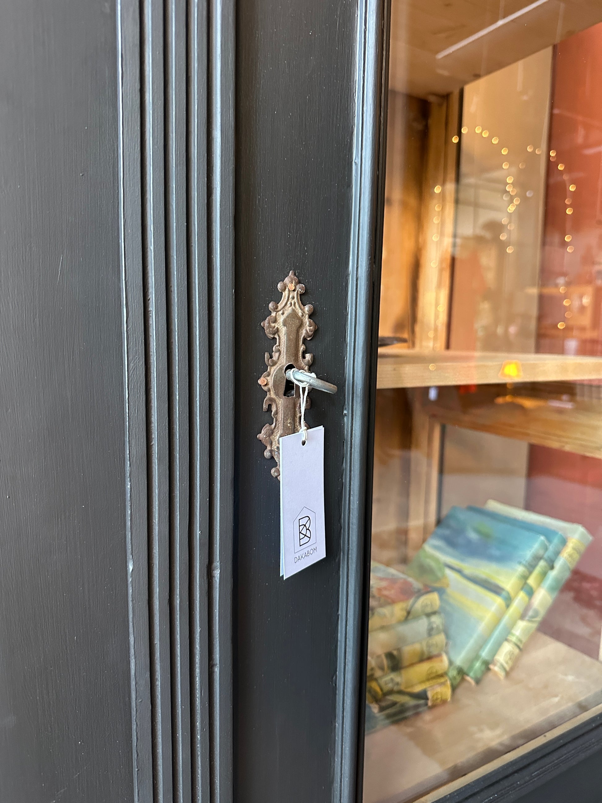 Detaljbild på mycket på ett vitrinskåp.