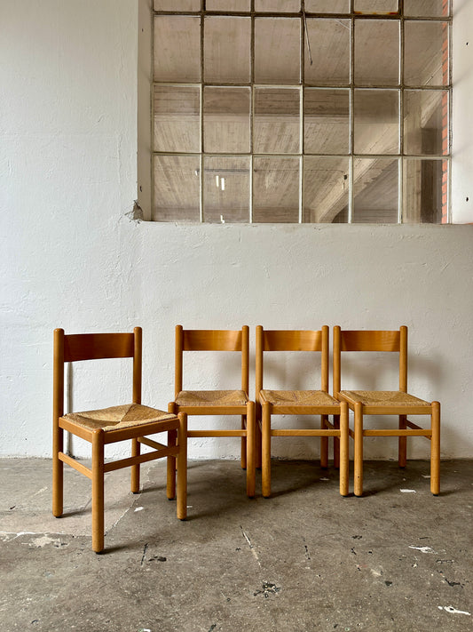 Ett set med 4 st gamla, fina stolar. Dessa har sannolikt stått på någon ungersk restaurang eller bar tidigare.