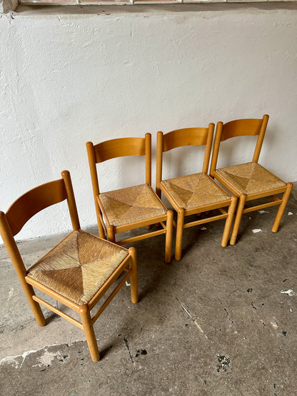 Ett set med 4 st gamla, fina stolar. Dessa har sannolikt stått på någon ungersk restaurang eller bar tidigare.