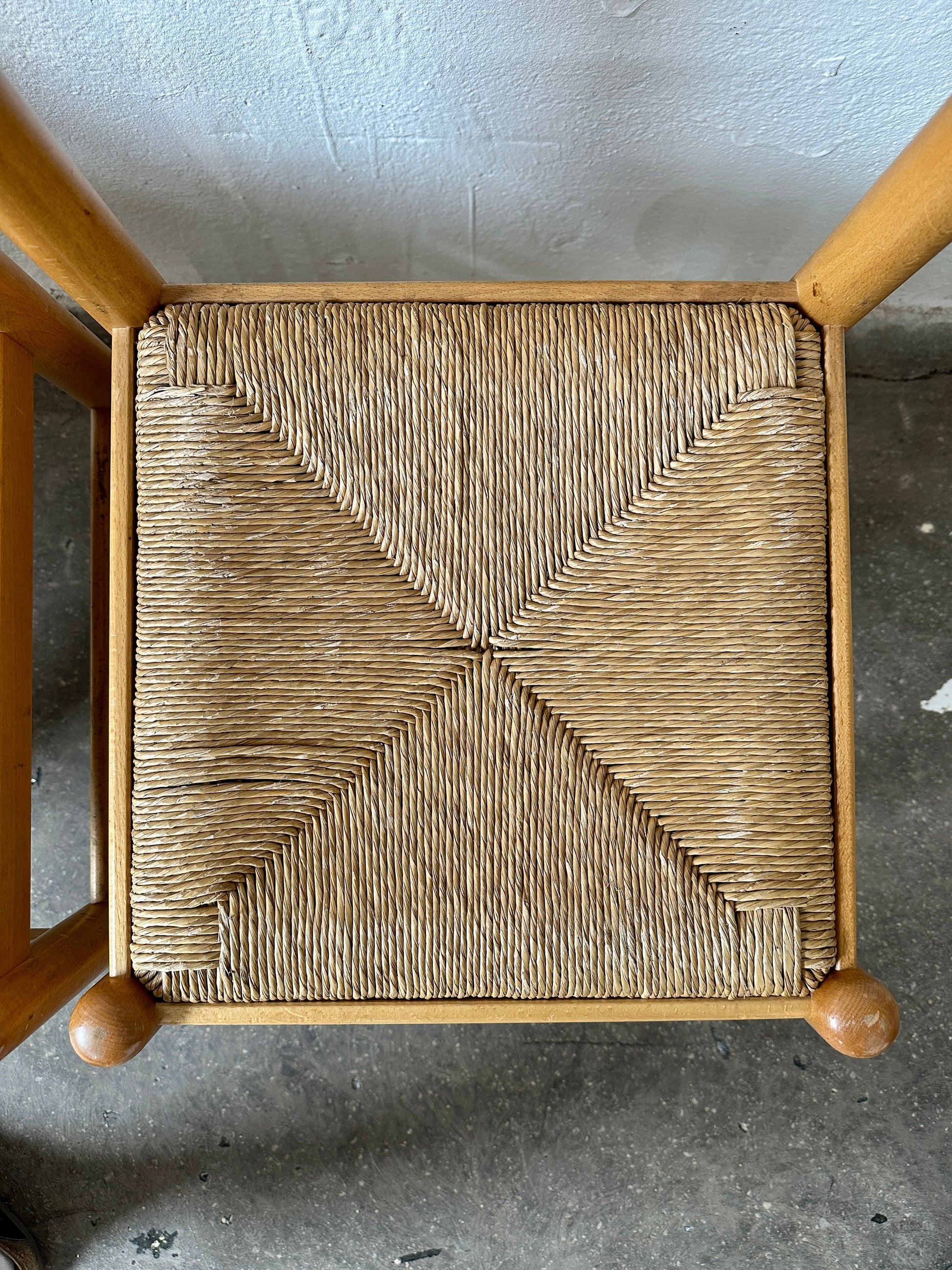 Ett set med 4 st gamla, fina stolar. Dessa har sannolikt stått på någon ungersk restaurang eller bar tidigare. Bild på sits.