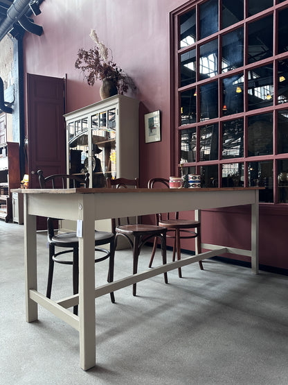 Vackert bord som skulle kunna fungera som både matbord eller sideboard då det inte är så djupt