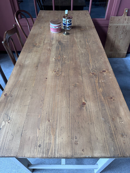 Vackert bord som skulle kunna fungera som både matbord eller sideboard då det inte är så djupt