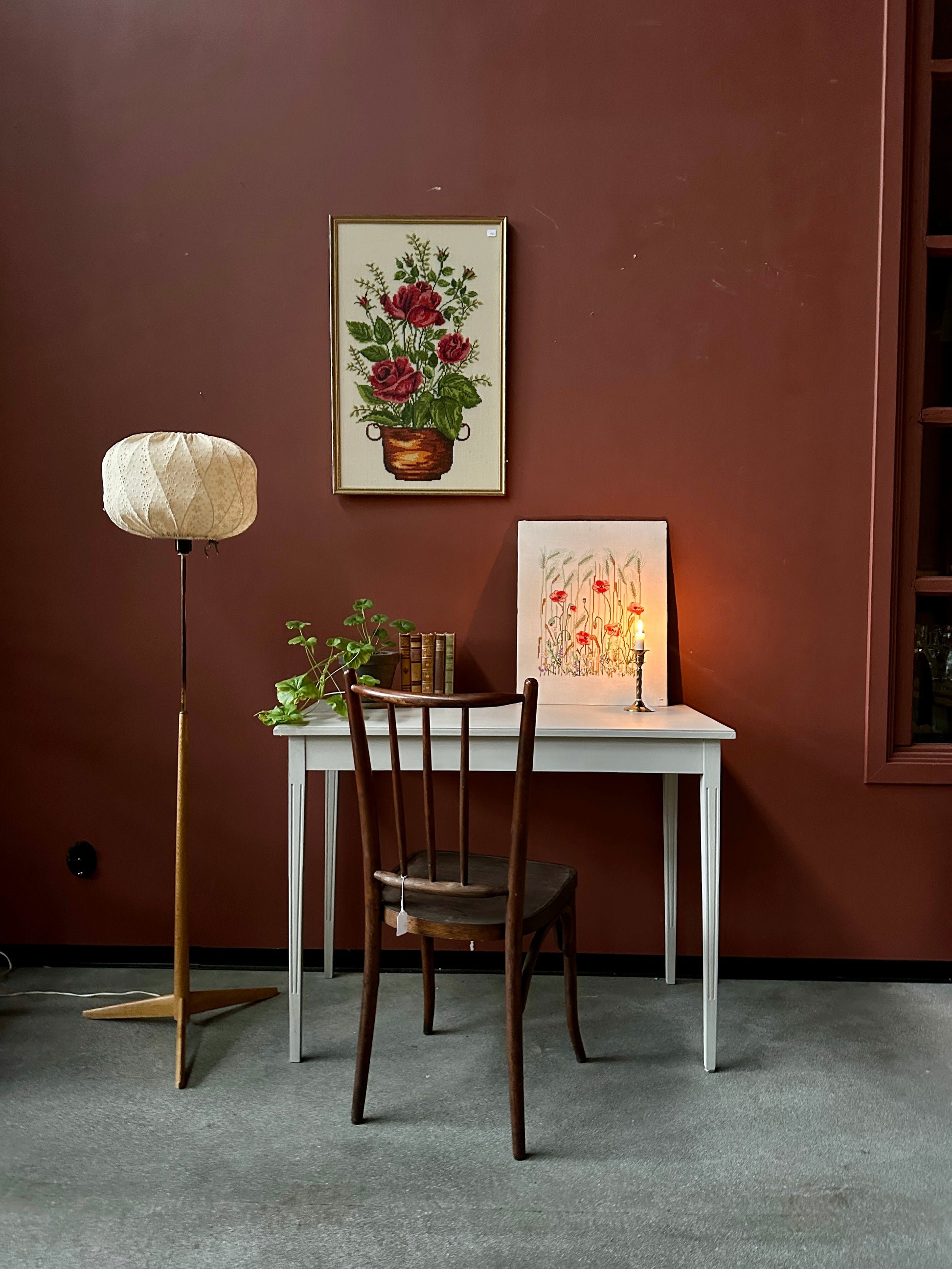 Ett otroligt vackert sideboard med lite nättare mått och tunna eleganta ben med snidade små spår som dekoration.