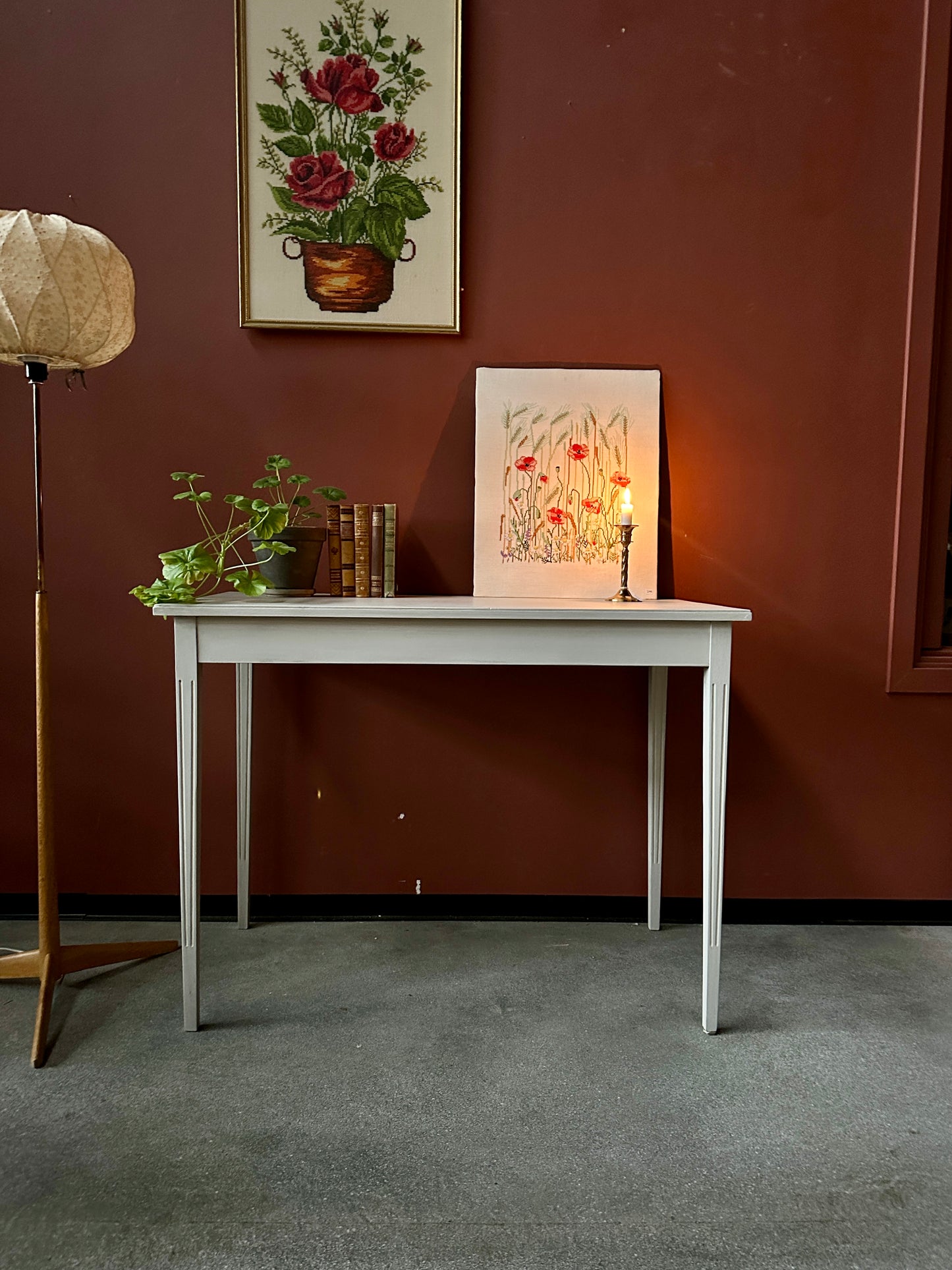 Ett otroligt vackert sideboard med lite nättare mått och tunna eleganta ben med snidade små spår som dekoration.