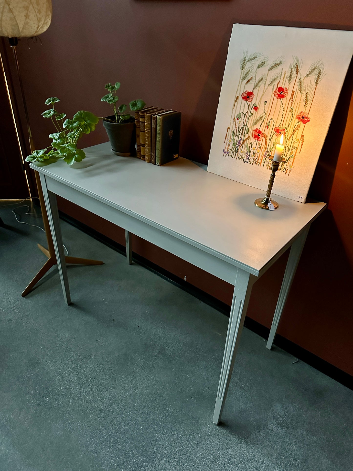 Ett otroligt vackert sideboard med lite nättare mått och tunna eleganta ben med snidade små spår som dekoration.