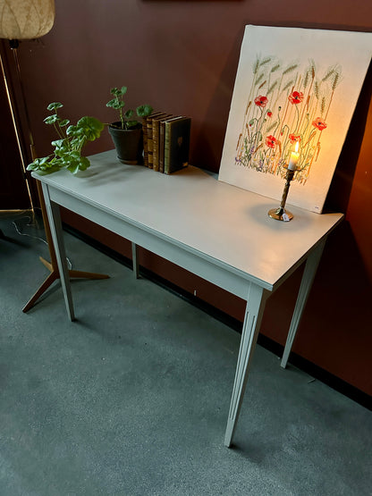 Ett otroligt vackert sideboard med lite nättare mått och tunna eleganta ben med snidade små spår som dekoration.