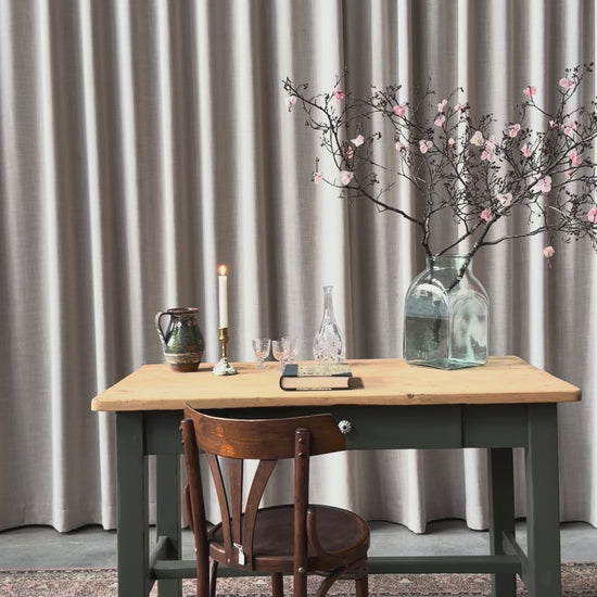 Ett vackert gammalt bord med fin patina som passar för både kontoret som skrivbord, det mindre köket eller planteringsbord i växthuset. Bordet har en liten låda med en ny porslinsknopp i äldre stil. 