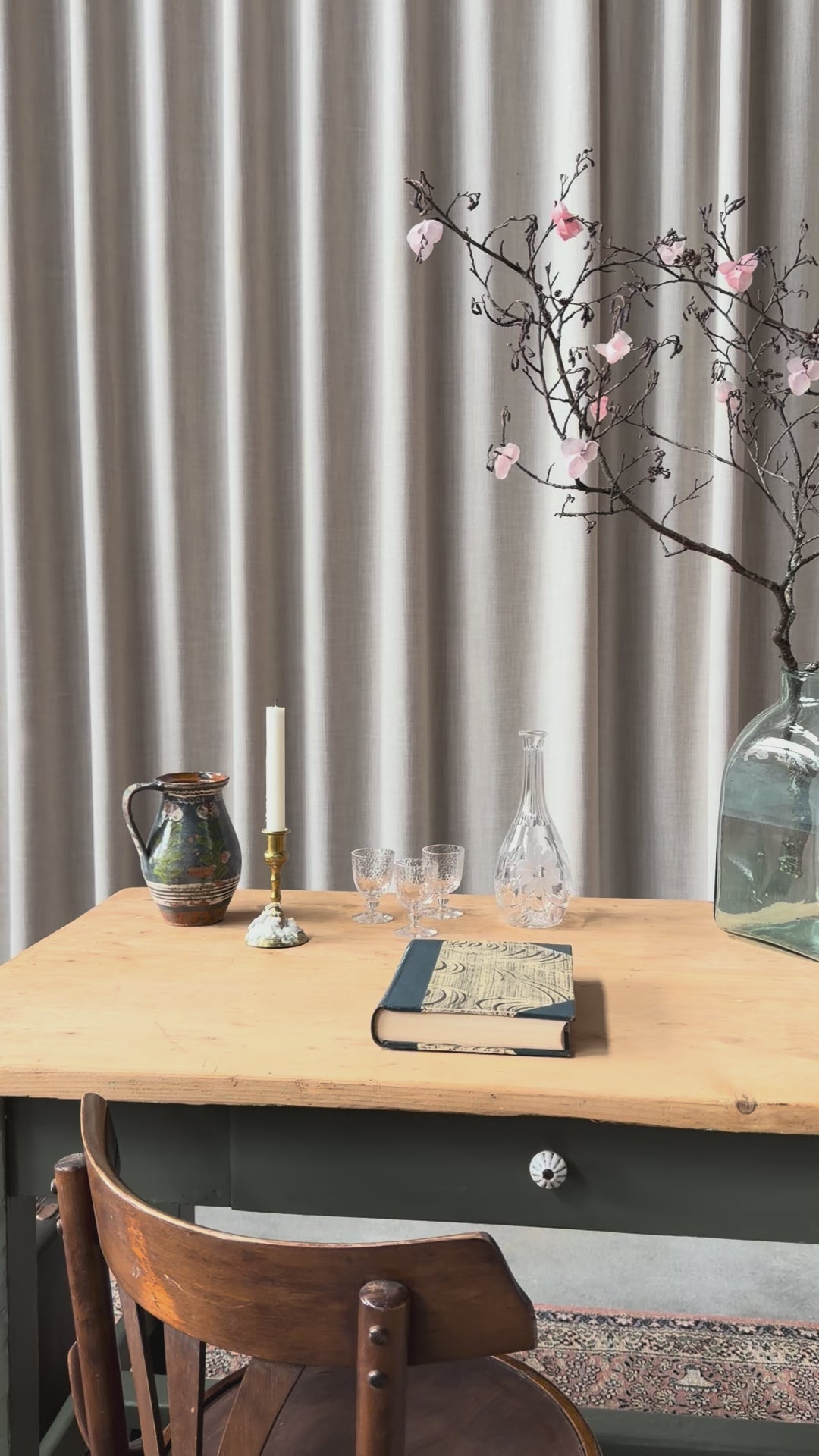 Ett vackert gammalt bord med fin patina som passar för både kontoret som skrivbord, det mindre köket eller planteringsbord i växthuset. Bordet har en liten låda med en ny porslinsknopp i äldre stil. 