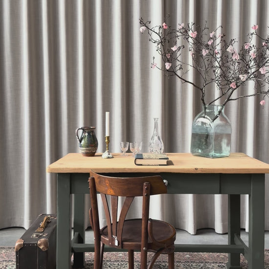 Ett vackert gammalt bord med fin patina som passar för både kontoret som skrivbord, det mindre köket eller planteringsbord i växthuset. Bordet har en liten låda med en ny porslinsknopp i äldre stil. 