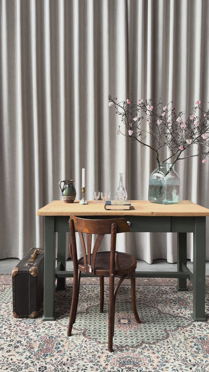 Ett vackert gammalt bord med fin patina som passar för både kontoret som skrivbord, det mindre köket eller planteringsbord i växthuset. Bordet har en liten låda med en ny porslinsknopp i äldre stil. 