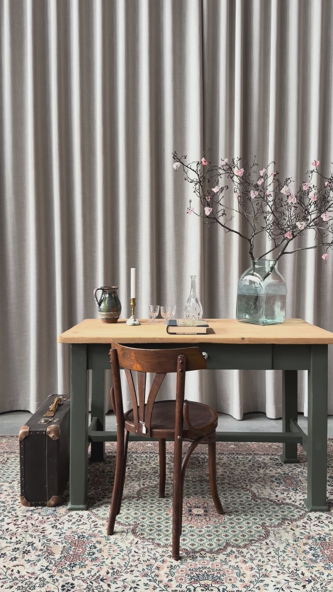 Ett vackert gammalt bord med fin patina som passar för både kontoret som skrivbord, det mindre köket eller planteringsbord i växthuset. Bordet har en liten låda med en ny porslinsknopp i äldre stil. 